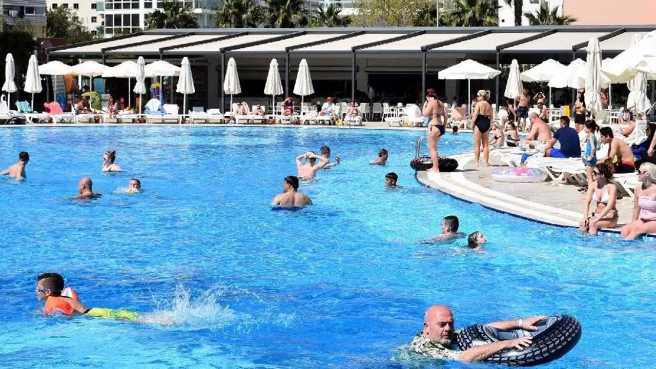 klorlu-havuzlar-dis-minesini-sessizce-eritiyor-nBAmniS2.jpg
