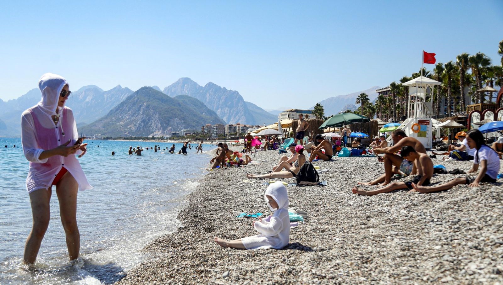 Antalya’da sahillerde ‘sarı yaz’ hareketliliği
