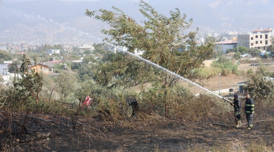 Bahçede çıkan yangın eve sıçramadan söndürüldü