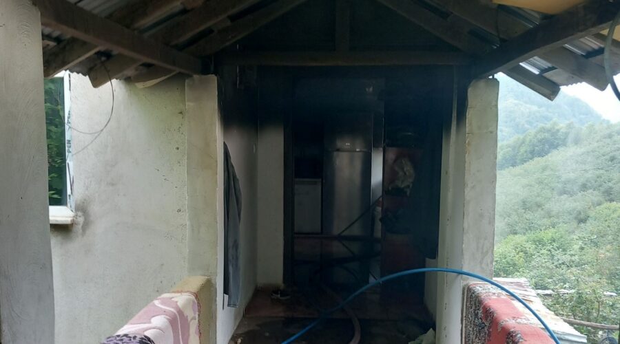 Perdenin tutuşmasıyla ev küle döndü