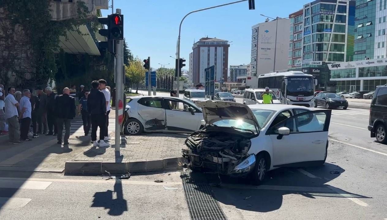 samsunda iki otomobil carpisti DdQshnGB