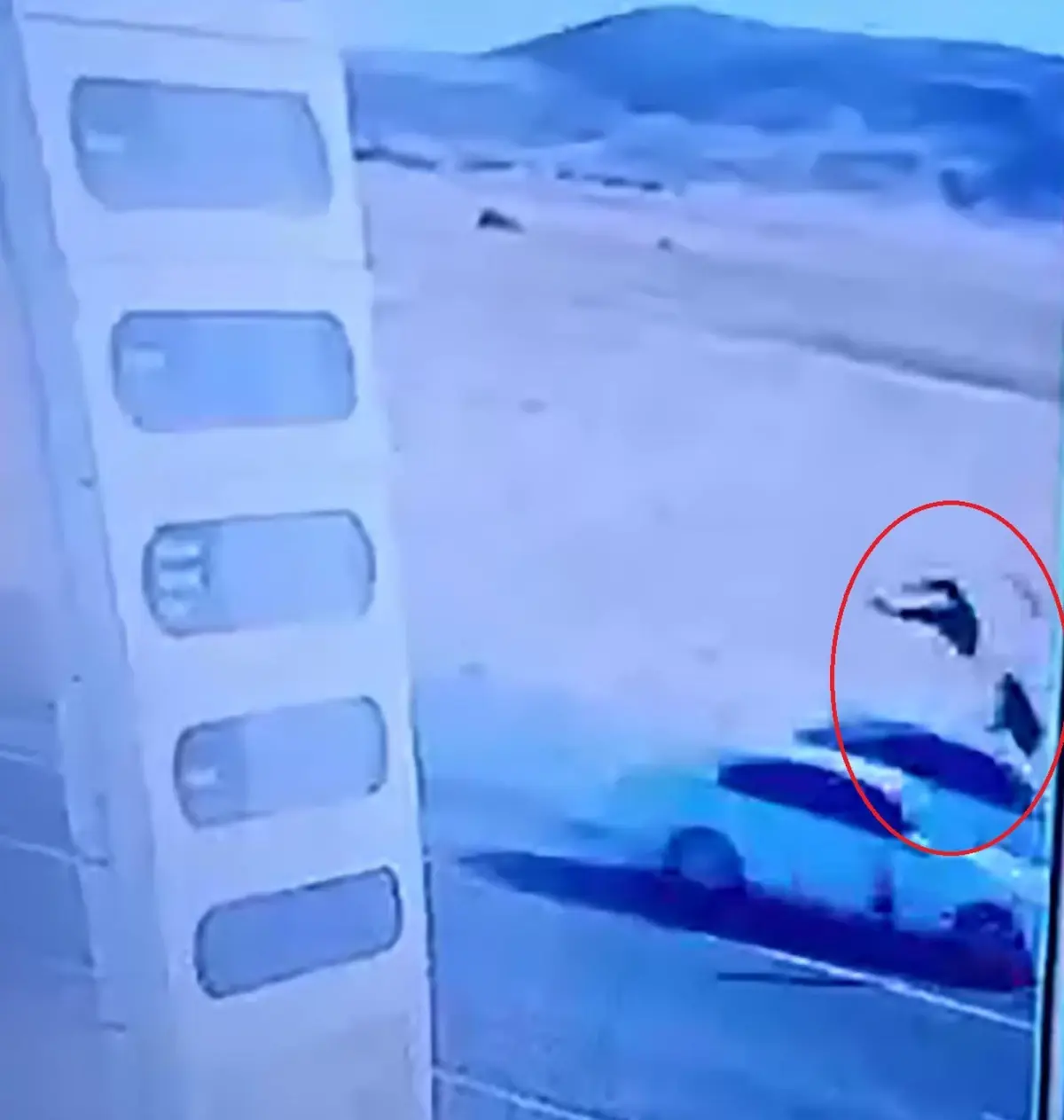 yola firlayan cocuklari kurtaran genc hayatini kaybetti kyybOfDi