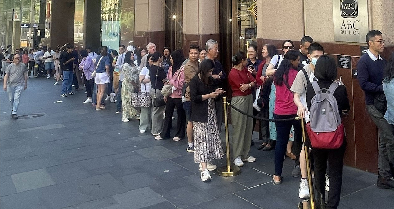 altin fiyatlari dustu uzun kuyruklar oldu dunyanin dort bir yaninda hucum ediyorlar 4ROnwBmd.jpg