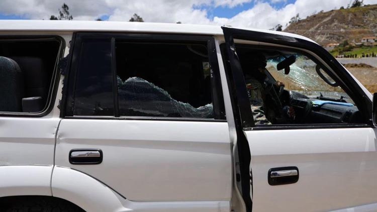 ekvador devlet baskani noboa kil payi kurtuldu aracina tasli silahli saldiri Q7YBXsJ6