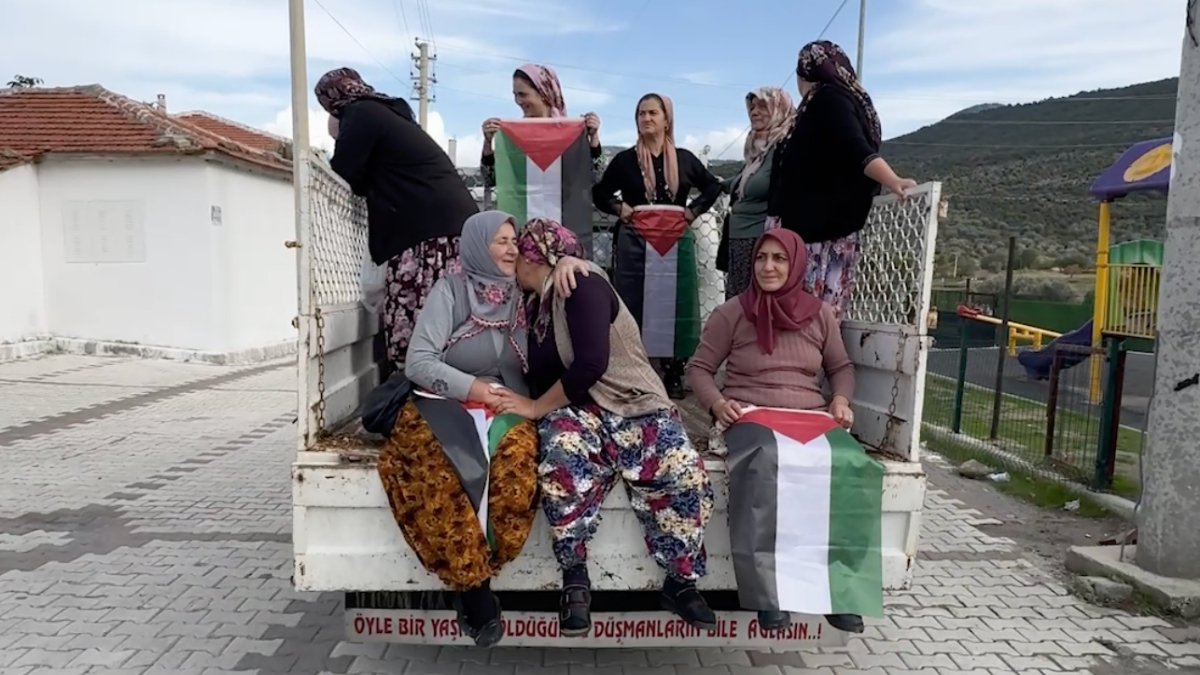 izmirli kadinlarin gazze hassasiyeti filistin sergisini gozyaslariyla gezdiler rcvHwFrW.jpg