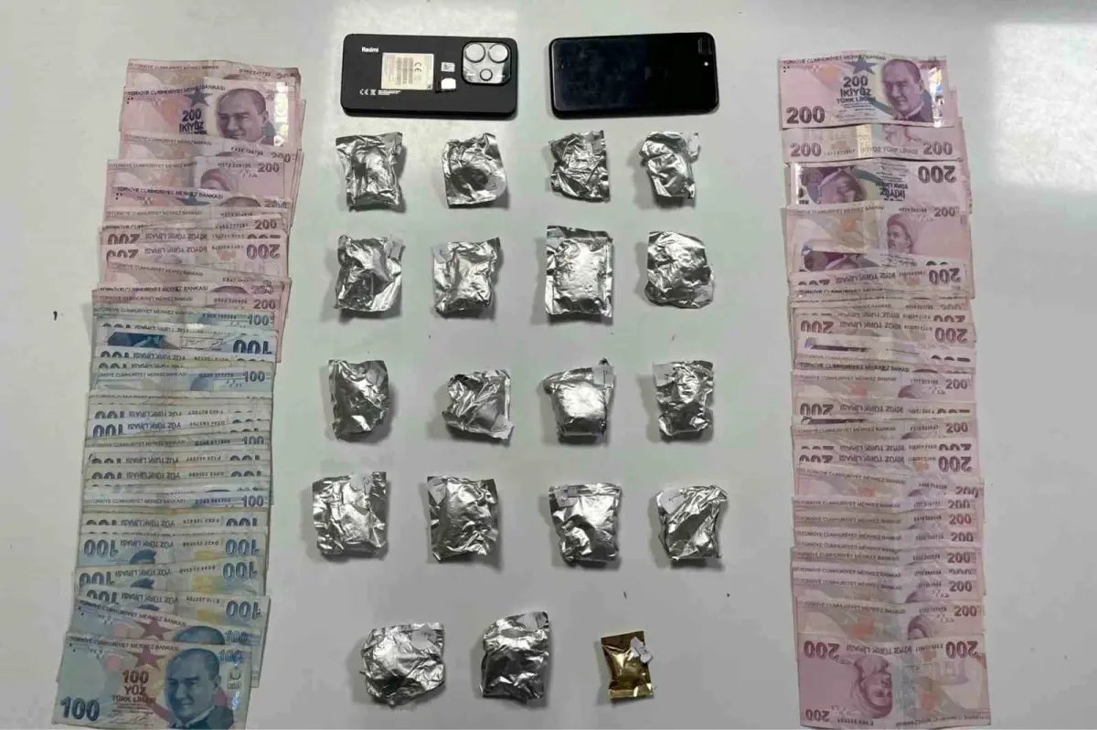 Şişli’de Polis Uygulamasında Uyuşturucu ve Para Ele Geçirildi sislide polis uygulamasinda uyusturucu ve para ele gecirildi bwhINIke.jpg