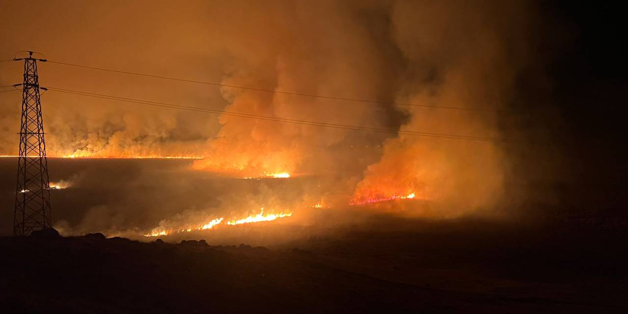 Nehil Sazlığı’nda yangın… Yerleşim yerlerine sıçrama riski var!