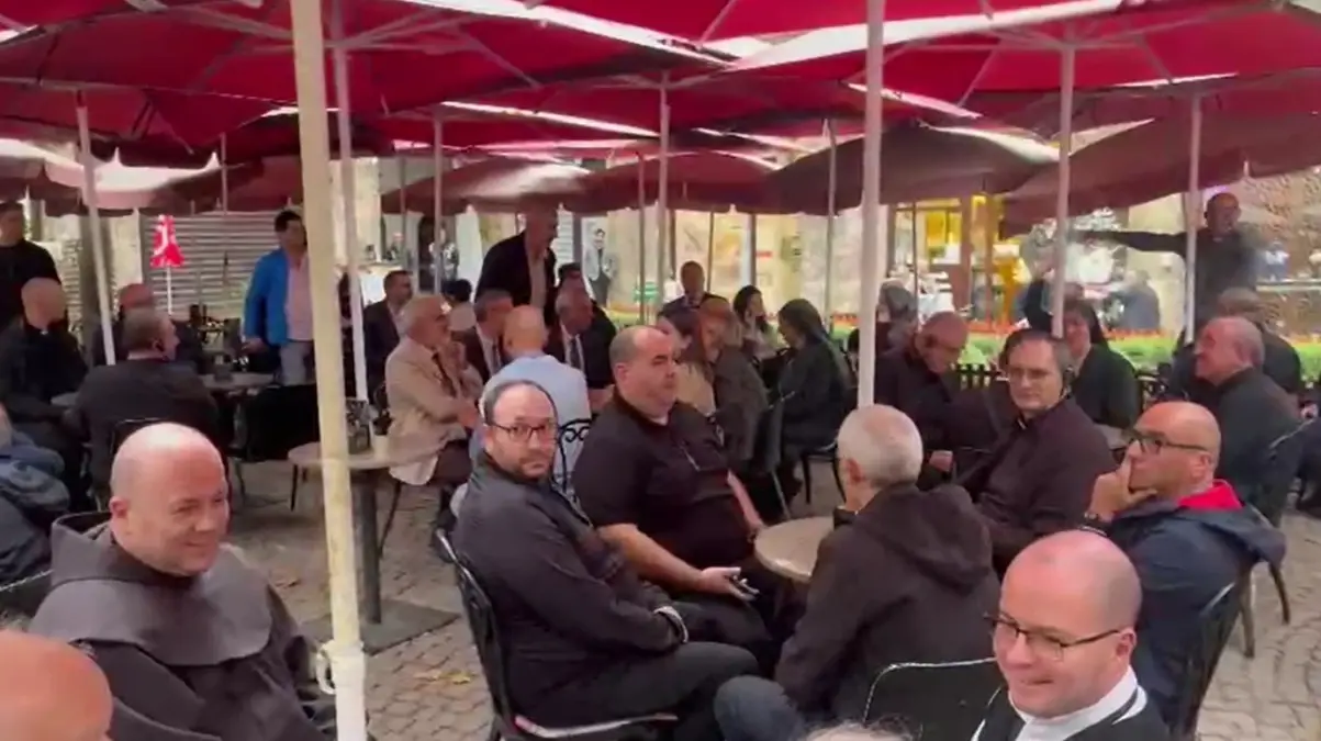 Papa Heyeti İznik’te Türk Kahvesi İçti papa heyeti iznikte turk kahvesi icti SRWsC4K4.jpg