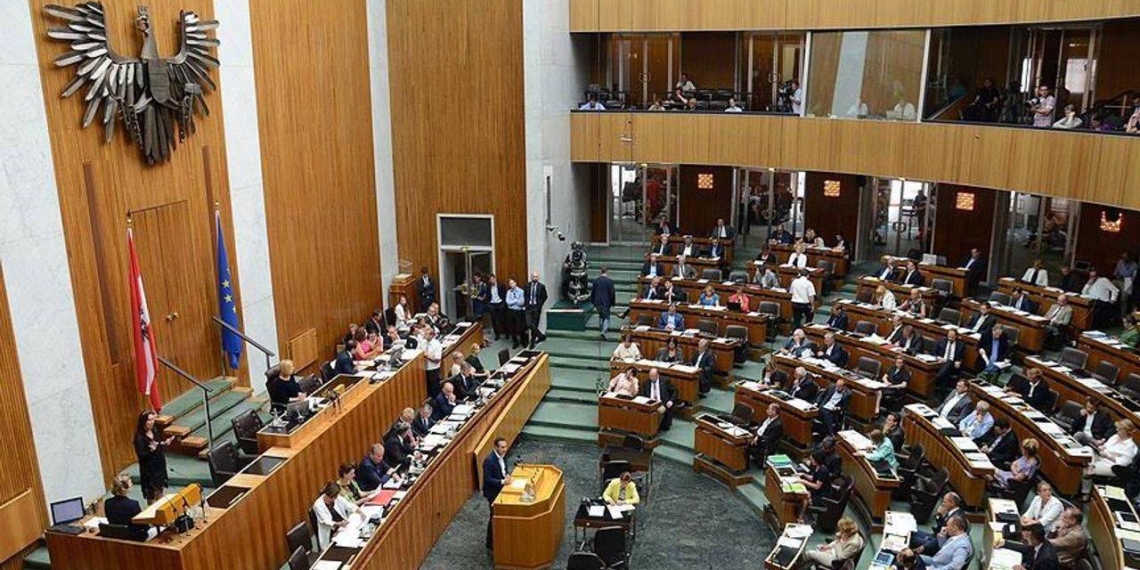 Avusturya’da 14 yaş altı çocuklara başörtüsü yasaklandı: Erkekler kapatmayı dayatamaz