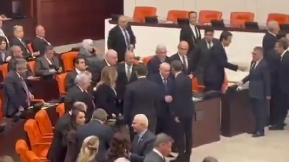 Özgür Özel ve Devlet Bahçeli, Meclis Genel Kurulu’nda tokalaştı