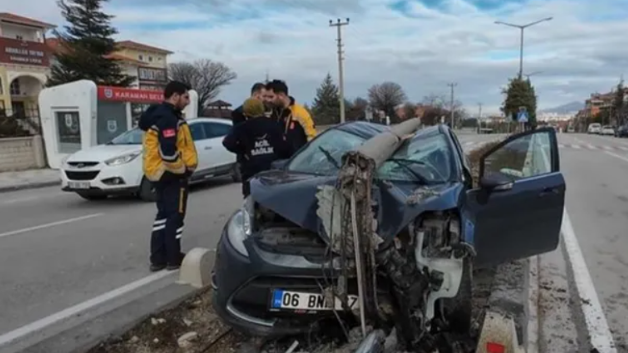 Nöbetten Çıkan Sağlık Çalışanı Direğe Çarpan Otomobilde Yaralandı