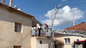 baca-temizlerken-bayginlik-gecirdi-catidan-itfaiye-indirdi-yV3DFBdO