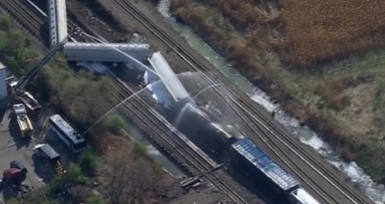 New Jersey’de Kimyasal Sızıntı Tehlikesi: Yük Treni Raydan Çıktı