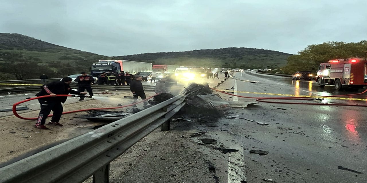 Bariyerlere Çarpan Araç Alev Aldı: 1 Kişi Hayatını Kaybetti