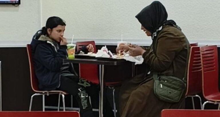 dar-gelirli-zincir-restorandan-fakir-diye-kovuldu-GPy4cQ2D